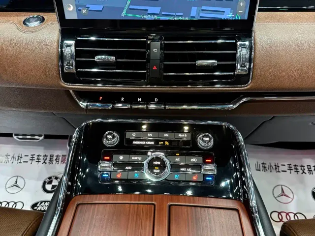 Lincoln Navigator — Фото автомобиля 9
