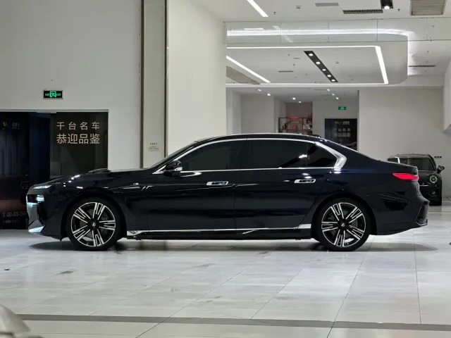 BMW i7 — Фото автомобиля 4