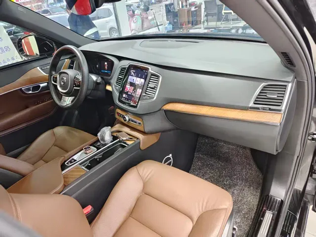 Volvo XC90 — Фото автомобиля 10
