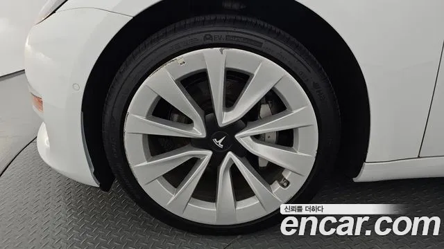 Tesla Model 3 — Фото автомобиля 5