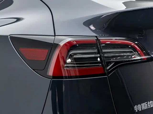 Tesla Model Y — Фото автомобиля 13
