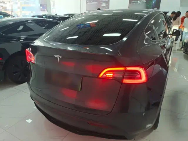 Tesla Model Y — Фото автомобиля 5