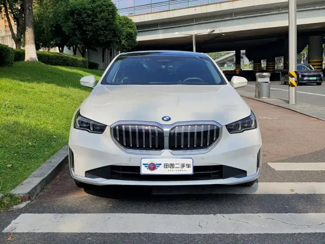 BMW 5 Series — Фото автомобиля 2