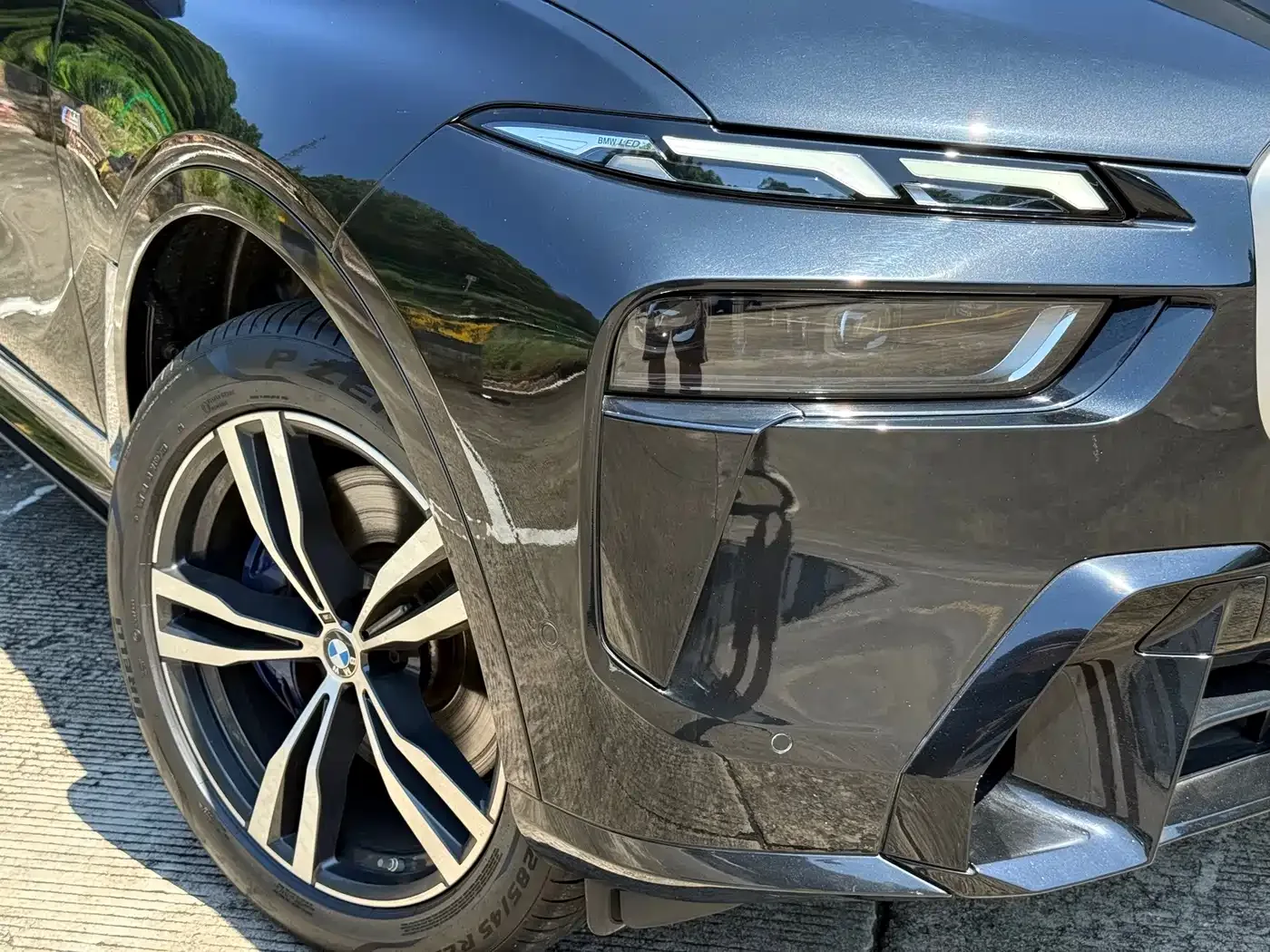 BMW BMW X7 2023 xDrive40i Exclusive M Sport Package — Фото автомобиля 4