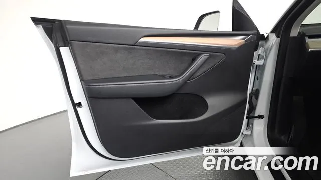 Tesla Model Y — Фото автомобиля 13