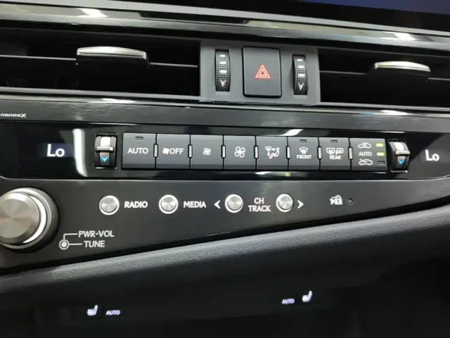 Lexus ES — Фото автомобиля 12