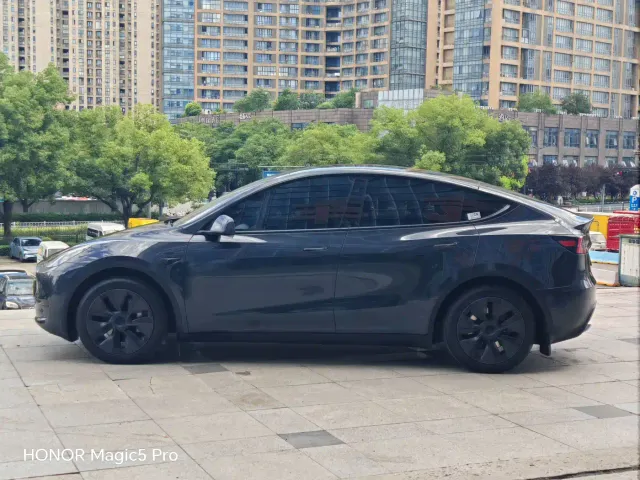 Tesla Model Y — Фото автомобиля 8