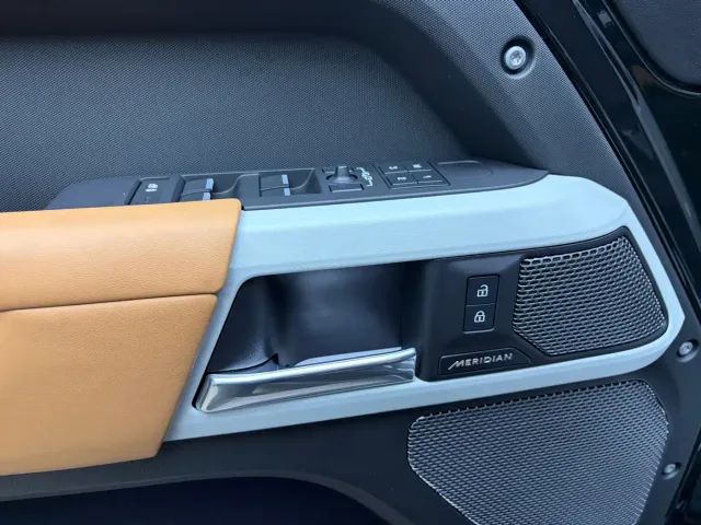 Land Rover Defender — Фото автомобиля 12