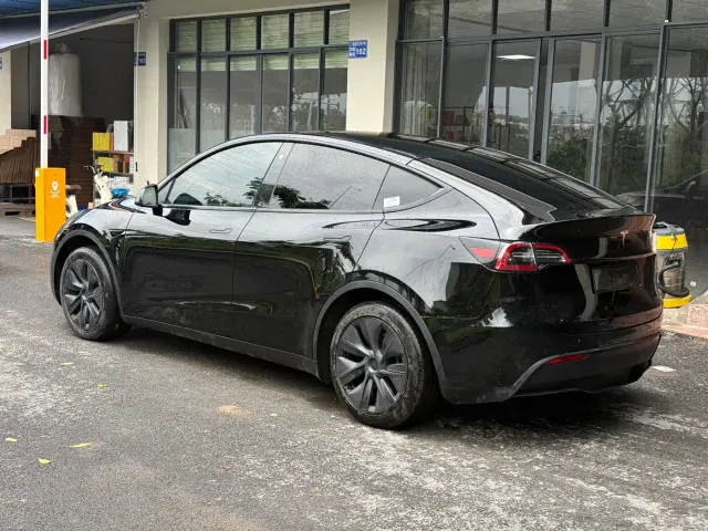 Tesla Model Y — Фото автомобиля 5