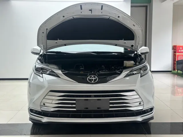 Toyota Sienna — Фото автомобиля 4