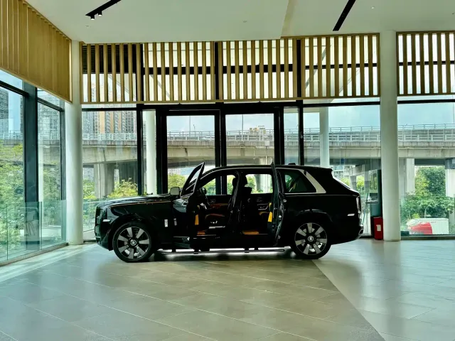 Rolls-Royce Cullinan — Фото автомобиля 3