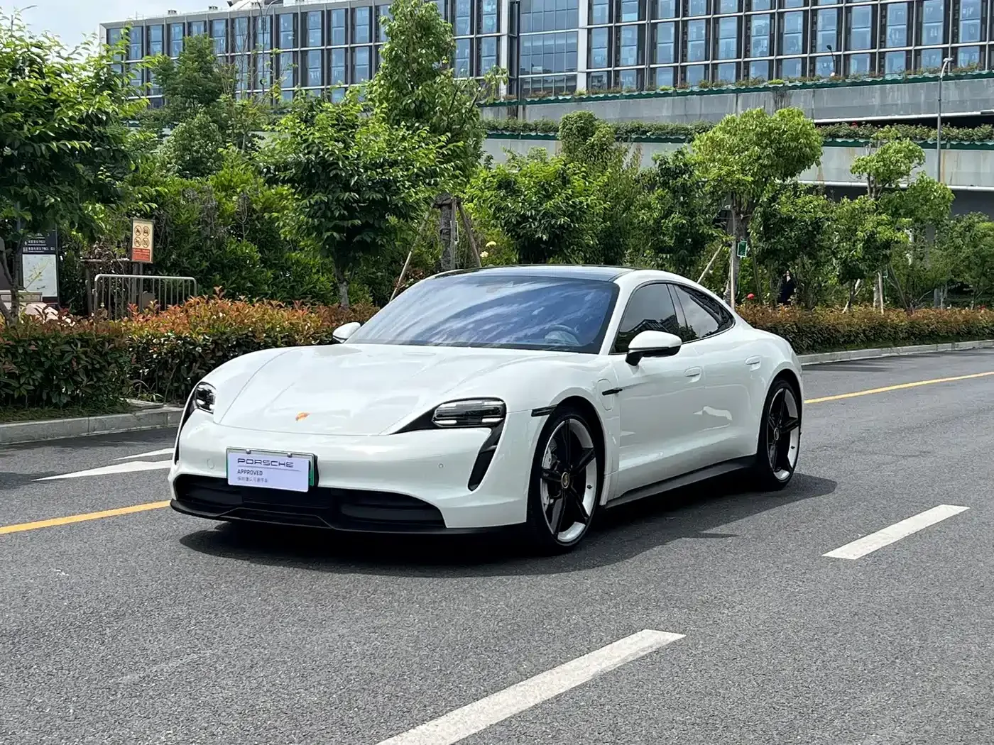 Фотография автомобиля — Porsche Taycan