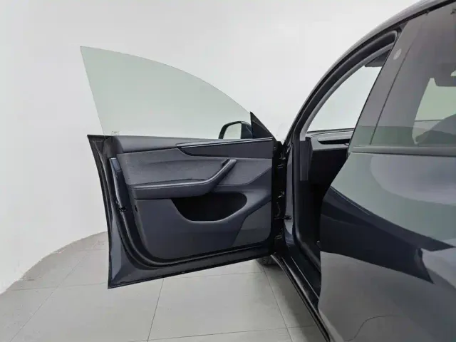 Tesla Model Y 2025 Rear-Wheel Drive — Фото автомобиля 8
