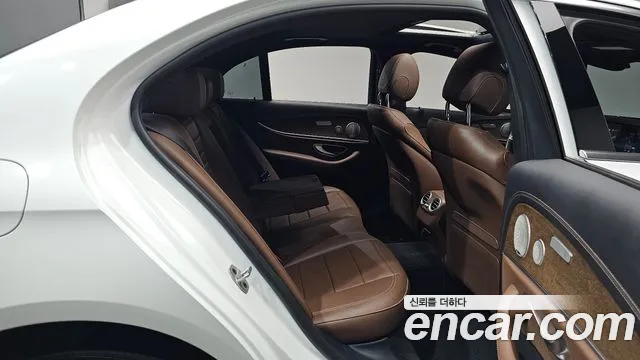 Mercedes-Benz E-Class — Фото автомобиля 11