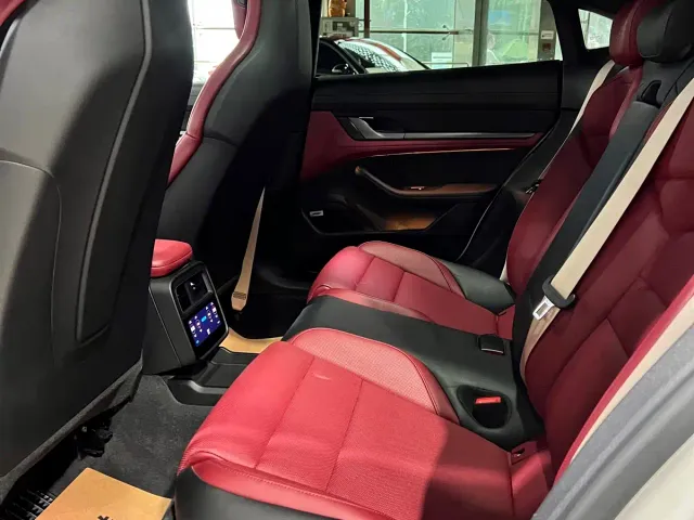 Porsche Taycan — Фото автомобиля 14