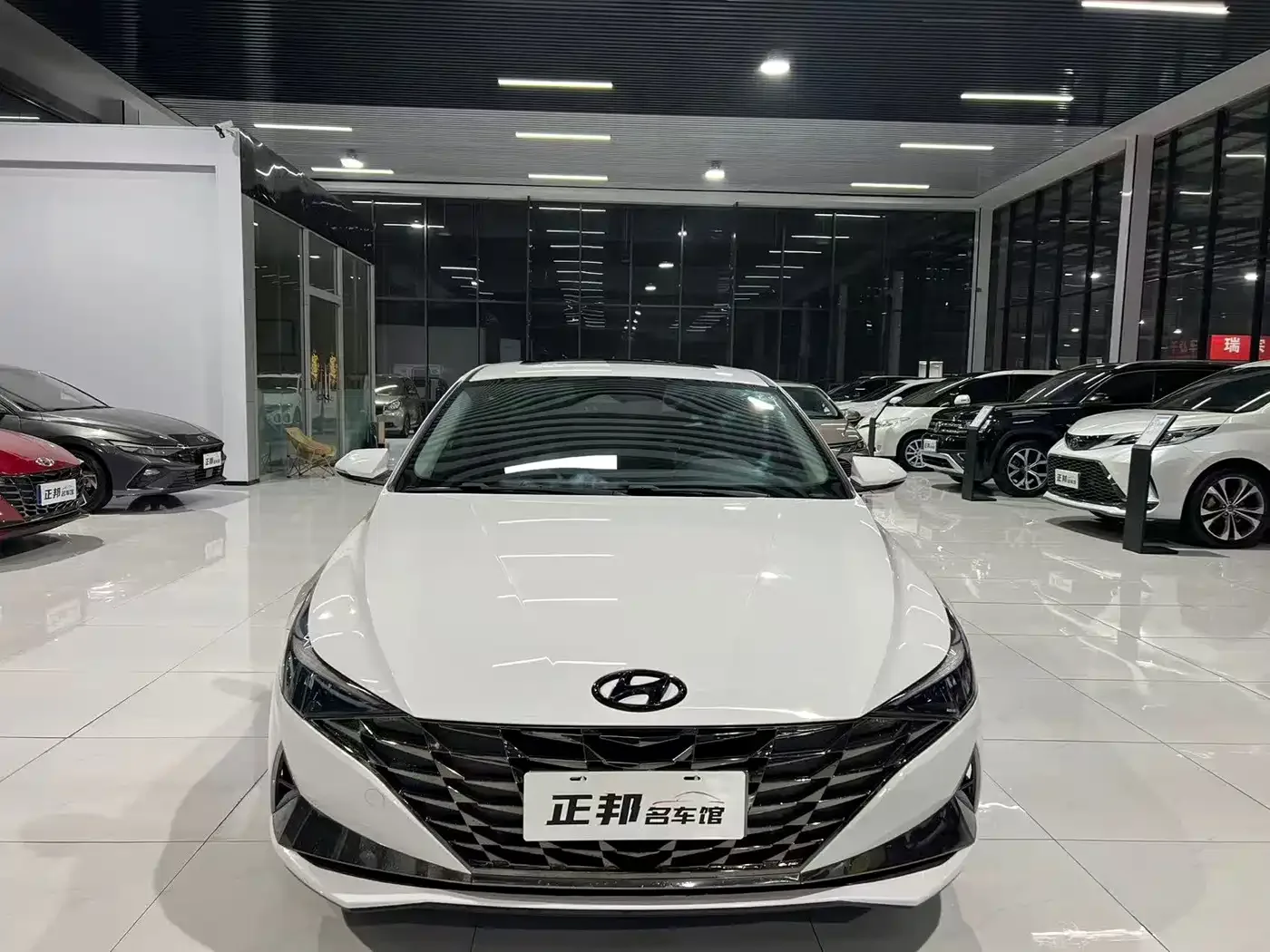 Hyundai Elantra 2021 1.5L CVT LUX Premium Edition — Фото автомобиля 2