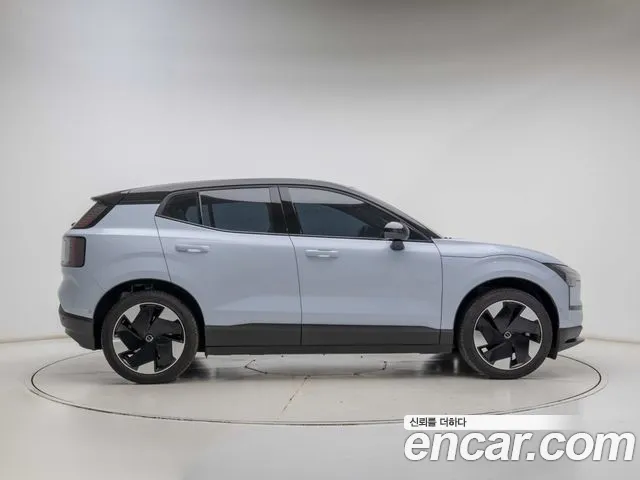 Volvo EX30 — Фото автомобиля 6