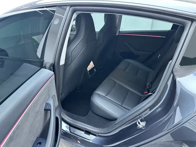 Tesla Model 3 — Фото автомобиля 17