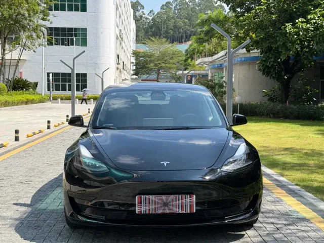 Tesla Model 3 — Фото автомобиля 2