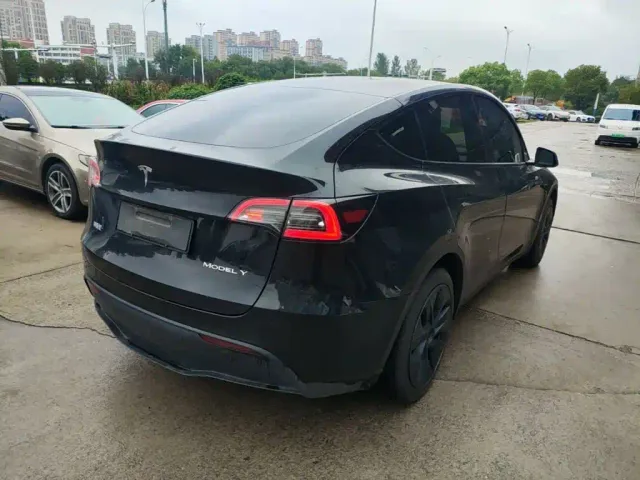 Tesla Model Y — Фото автомобиля 6