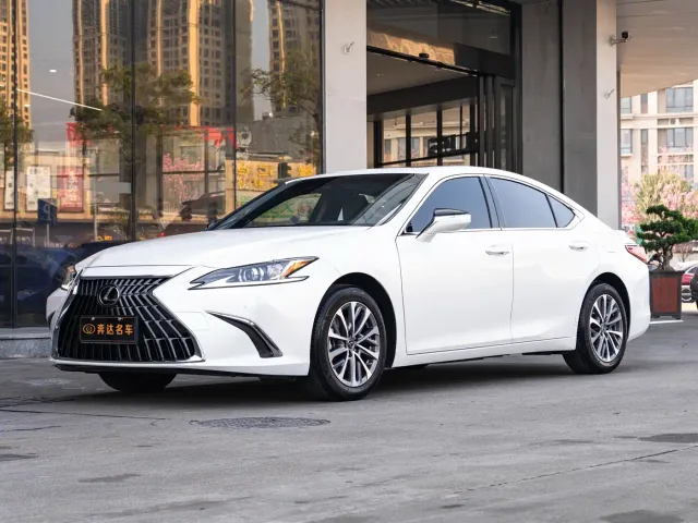 Фотография автомобиля — Lexus ES