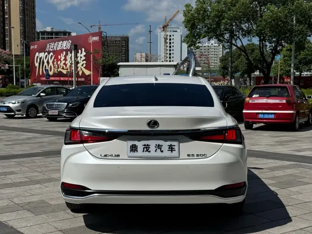 Lexus ES — Фото автомобиля 4