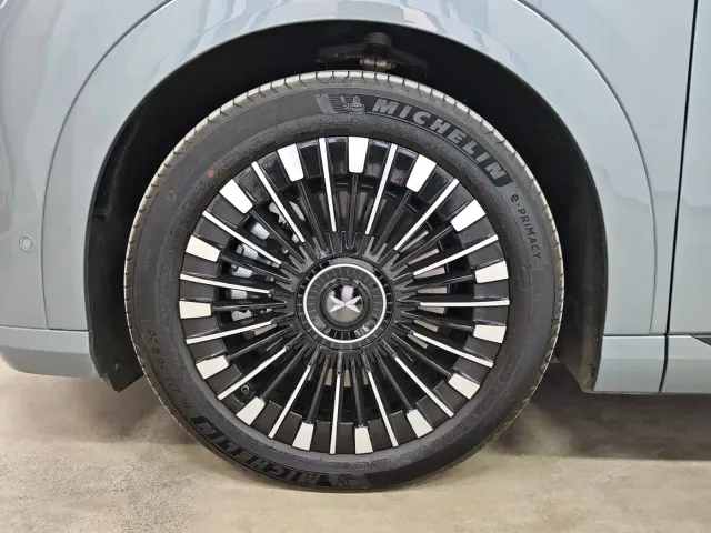 Xpeng X9 — Фото автомобиля 14