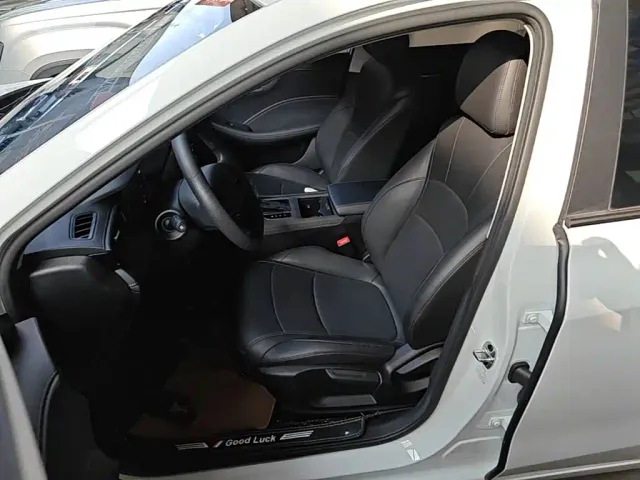 Roewe i5 — Фото автомобиля 14