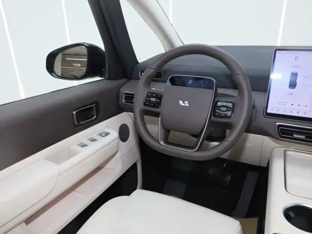 Li Auto MEGA — Фото автомобиля 11