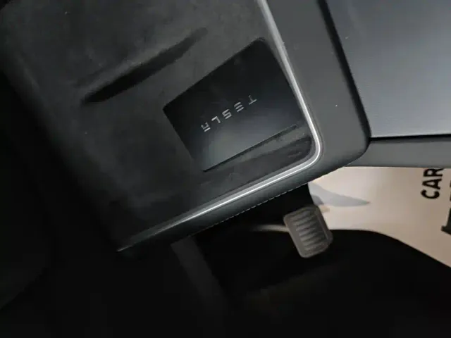 Tesla Model Y — Фото автомобиля 8