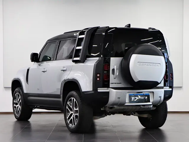 Land Rover Defender — Фото автомобиля 4