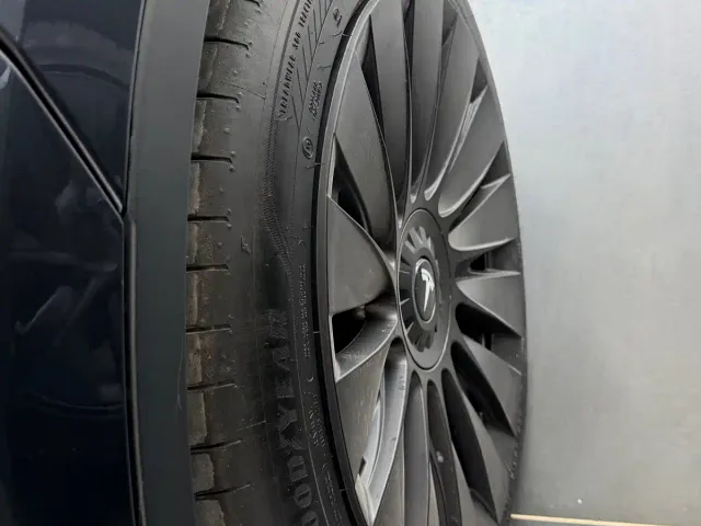 Tesla Model Y — Фото автомобиля 9