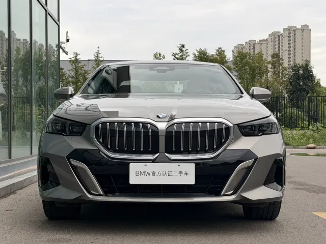 BMW 5 Series — Фото автомобиля 4
