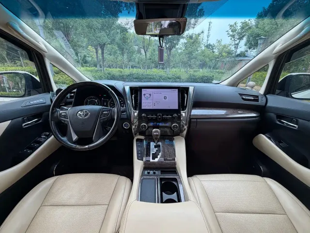 Toyota Alphard — Фото автомобиля 9