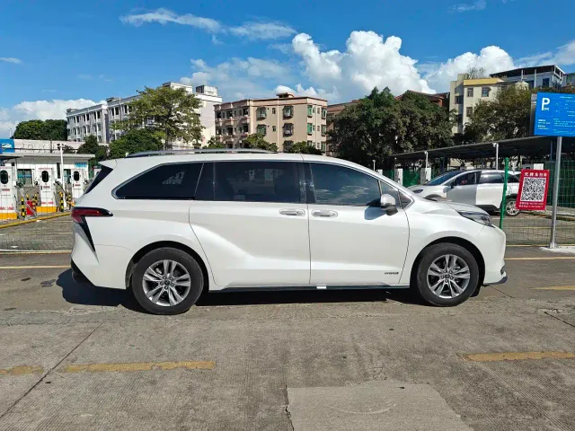 Toyota Sienna — Фото автомобиля 4