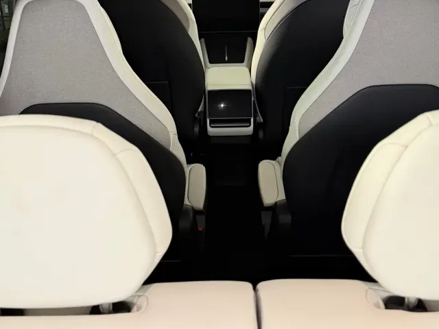 Tesla Model Y L — Фото автомобиля 11