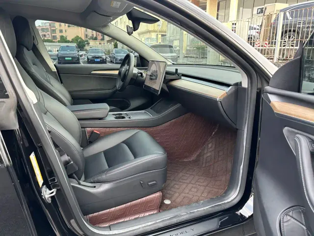 Tesla Model Y — Фото автомобиля 14