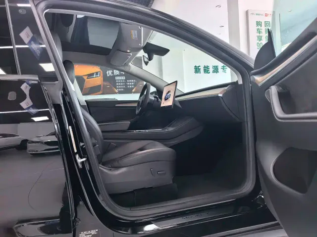 Tesla Model Y — Фото автомобиля 18