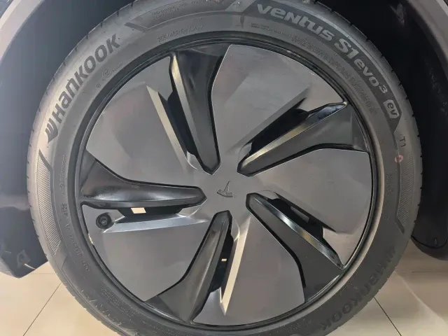 Tesla Model Y — Фото автомобиля 12
