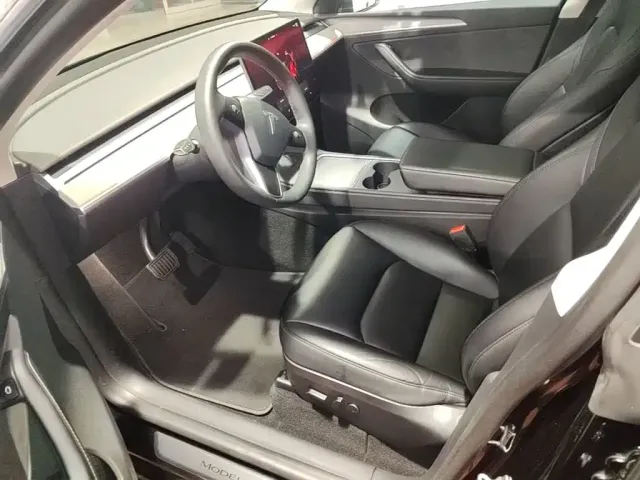Tesla Model Y — Фото автомобиля 14
