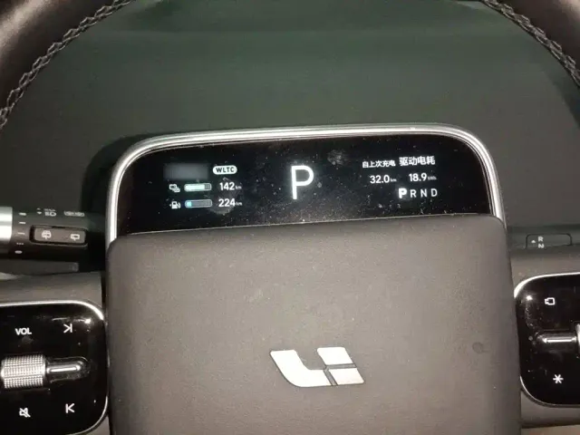 Li Auto L8 — Фото автомобиля 3