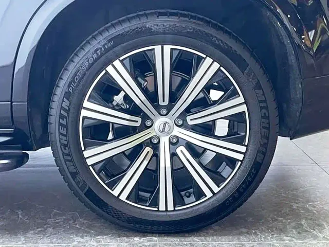 Volvo XC90 — Фото автомобиля 9