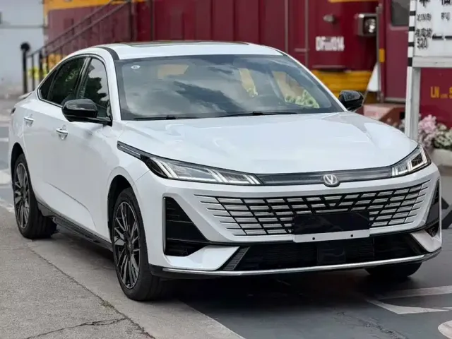 Changan Eado — Фото автомобиля 3