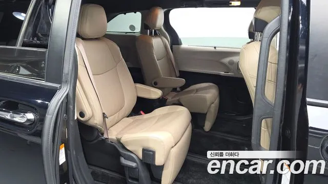 Toyota Sienna — Фото автомобиля 11