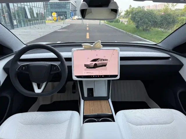 Tesla Model 3 — Фото автомобиля 8