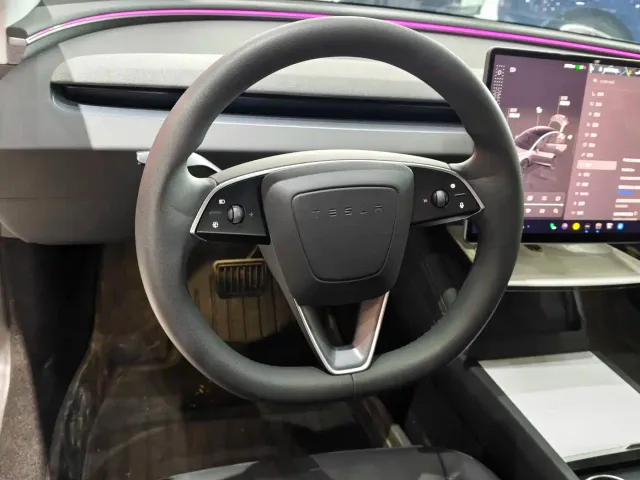 Tesla Model 3 — Фото автомобиля 8