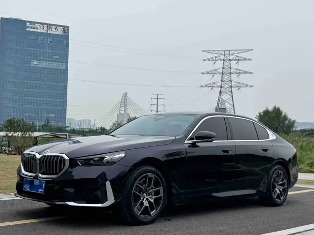 Фотография автомобиля — BMW 5 Series