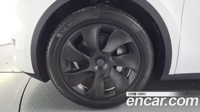 Tesla Model Y — Фото автомобиля 5