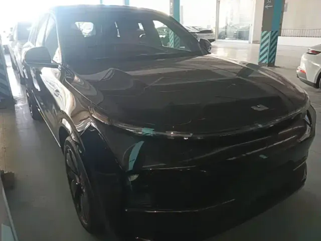 Li Auto L8 — Фото автомобиля 3