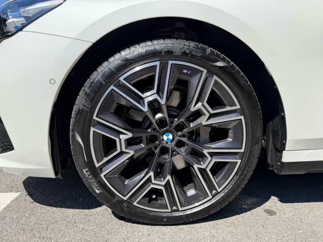 BMW 5 Series — Фото автомобиля 5